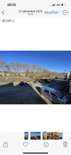 une photo d'un parking avec une voiture garée dans l'établissement A louer appartement t2, à Espalion