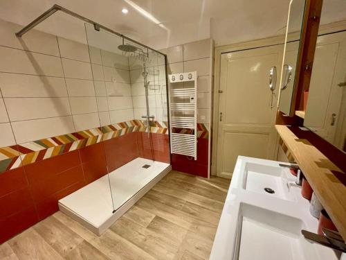 ein Badezimmer mit Dusche und weißem Waschbecken in der Unterkunft Maison "L'oeil du Prince" - Verdun Centre - Terrasse - Wifi - 7 couchages - 10 personnes - Garage Vélo et moto - Géré par PrestaZen'Services in Verdun-sur-Meuse