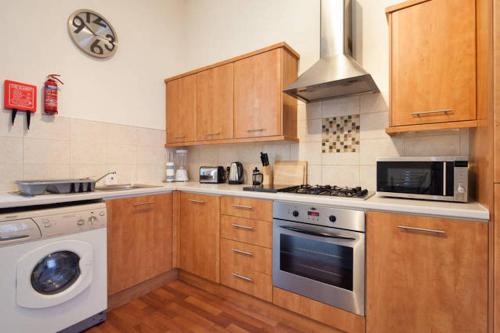 A kitchen or kitchenette at Bairstow Apartment 