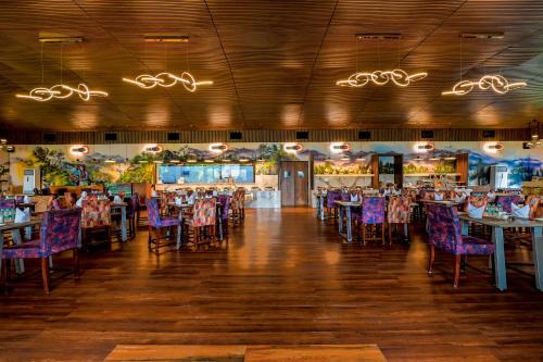 Un restaurant u otro lugar para comer en Tarangi Resort and Spa