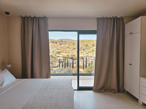 Ένα ή περισσότερα κρεβάτια σε δωμάτιο στο Villa Artemis II