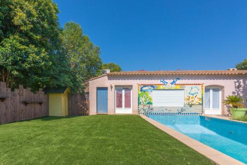 une maison avec une piscine dans une cour dans l'établissement La Maison de Fanny, à Hyères