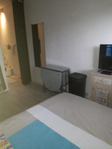 une chambre avec des toilettes et une télévision dans l'établissement Studio 107, à Aix-en-Provence