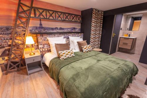 - une chambre avec un grand lit et une échelle dans l'établissement Le Paris - Proche Gare Chateaucreux-, à Saint-Étienne