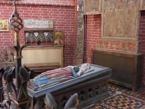 バート・ドーベランにあるFewo und Bungalow Fritz Reuter Bad Doberanのレンガ造りの部屋にあるベッドの絵