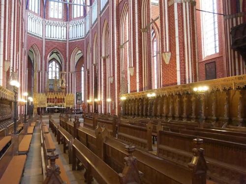 バート・ドーベランにあるFewo und Bungalow Fritz Reuter Bad Doberanの木製の座席が並ぶ大きな大聖堂