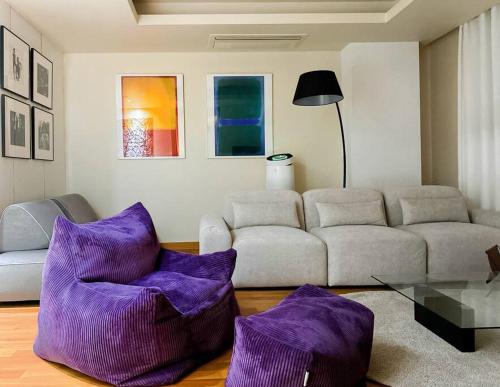 Spacious & Modern Family Retreat_3