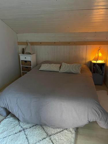 - une chambre avec un grand lit, une lampe et un tapis dans l'établissement Maison au cœur de la vallée de Haute-Tarentaise, à La Plagne Tarentaise