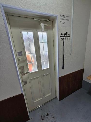 a door in a room with a knife on the wall at 最大5名様利用可 モダンでスタイリッシュなムーヴ戸田241 大型TV完備 wifiあり in Toda