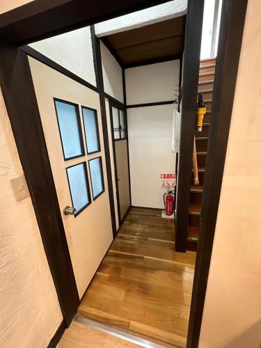 a room with a door and a stairwell at 最大5名様利用可 モダンでスタイリッシュなムーヴ戸田241 大型TV完備 wifiあり in Toda