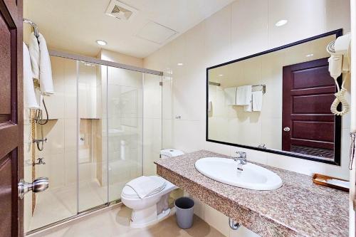 Koupelna v ubytování Phavina Hotel Rayong SHA Extra Plus