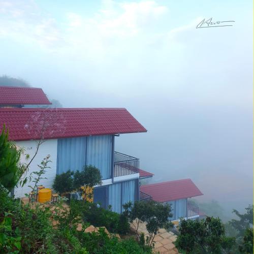 a row of houses on a hill in the fog at Tuyên Chiến Home & Resort in Ấp An Kroët