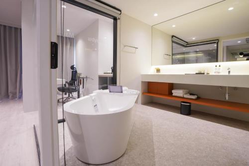 Un baño de Maybis Hotel