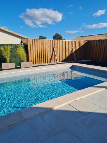 Photo de la galerie de l'établissement 11m2 chambre piscine privée, à Saint-Sulpice-de-Faleyrens
