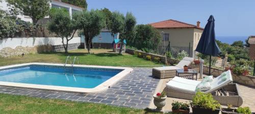 Bazén v ubytovaní Villa Brisas - Preciosa villa con gran intimidad y piscina alebo v jeho blízkosti