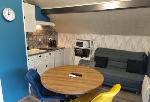 - une cuisine et une table dans une petite maison dans l'établissement LE CROSERY Clim Rando Ski BBQ Voie Verte, à Thiéfosse