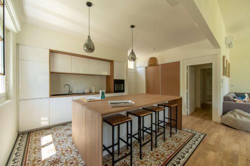 - une cuisine avec un îlot en bois dans l'établissement Face au phare du Ferret - 300m plage - 10 pers, à Lège-Cap-Ferret