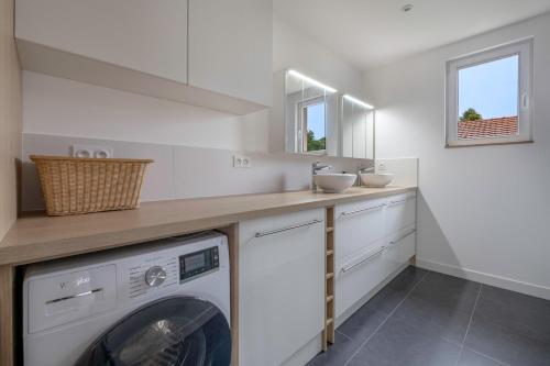 a laundry room with a washing machine and a sink at Maison et jardin, 600m de la mer, St Brevin in Mindin