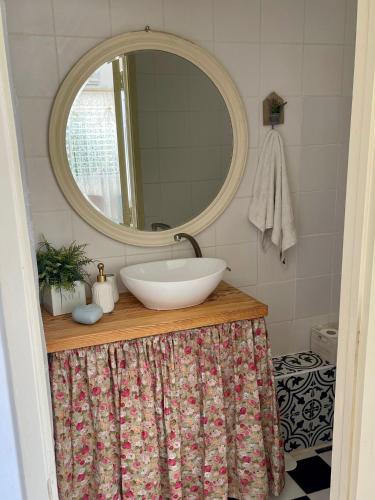 a bathroom with a sink and a mirror at Suits יחידת נופש מתוקה באילת in Eilat