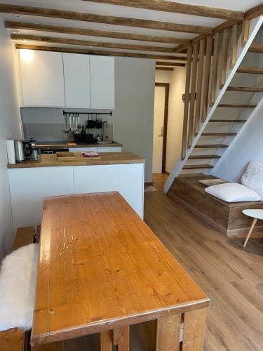 Il comprend une cuisine et un salon avec une table en bois. dans l'établissement T4 Champagny, terrasse au calme, à Champagny-en-Vanoise