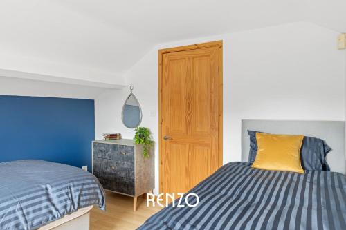 a bedroom with a bed and a wooden door at Vibrant 2-bed Home in Nottingham by Renzo, Free Driveway Parking, Sleeps 6! in Nottingham