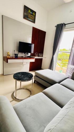 a room with two beds and a table and a window at MACA Canterbury Apartment in Gonapola