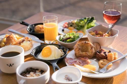 束草市肯辛顿雪岳滩度假酒店的摆满食物和酒杯的桌子