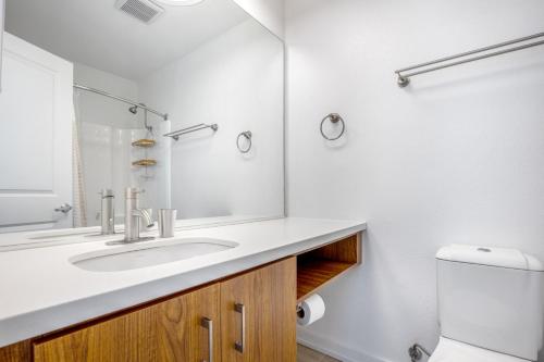 Et badeværelse på Redondo Beach 2BR Loft w Pool Gym nr Beach LAX-397