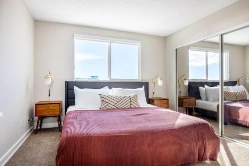 En eller flere senge i et værelse på Redondo Beach 2BR Loft w Pool Gym nr Beach LAX-397