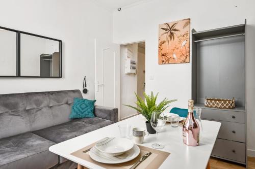 un salon avec un canapé et une table dans l'établissement Maison Abba Studio, à Saint-Antoine