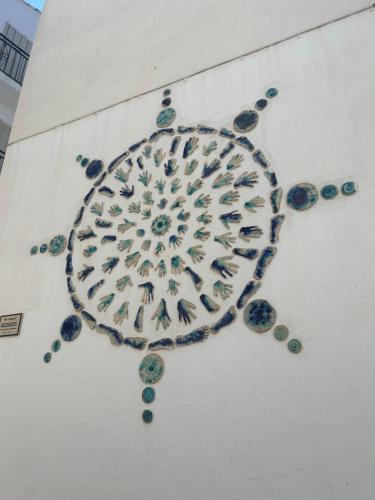 una pintura de una flor al lado de un edificio en Tierra Nueva Healing Center, en Torre de Benagalbón