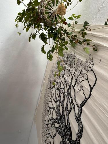 Un jarrón blanco y negro con una planta. en Tierra Nueva Healing Center, en Torre de Benagalbón