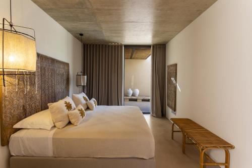 ein Schlafzimmer mit großem Bett und Sitzbank in der Unterkunft Villa Calamare - IsulaTravel in Avola