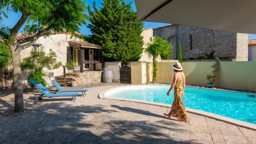 une femme debout en face d'une piscine dans l'établissement Montclar, à Montclar