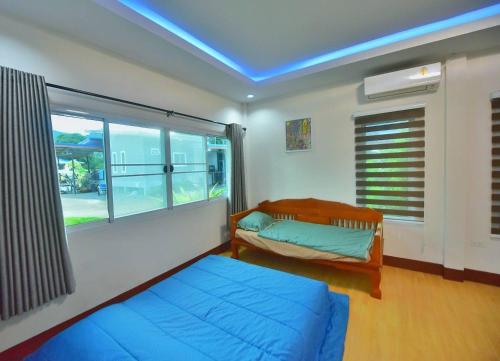 Postel nebo postele na pokoji v ubytování BaansuanThanisorn&Rolf บ้านสวนธนิสร & ร๊อฟ