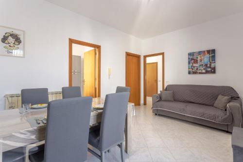 a living room with a table and a couch at Contessa Vacanze Byron in Contessa Entellina