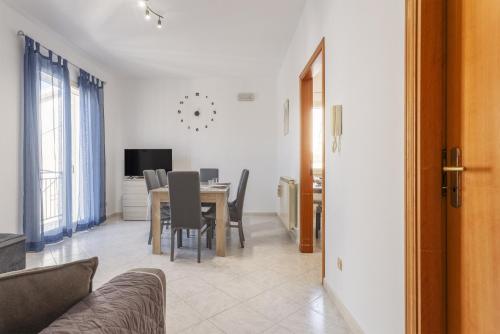 a living room with a table and chairs and a television at Contessa Vacanze Byron in Contessa Entellina