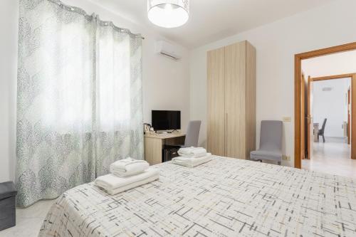 a bedroom with a bed with white towels on it at Contessa Vacanze Byron in Contessa Entellina