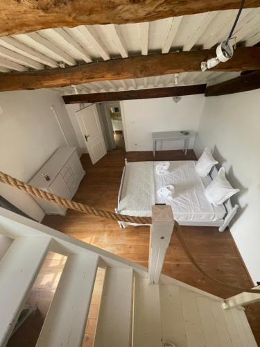 - un lit dans une chambre avec une corde autour dans l'établissement Le mas de la Cognasse, aux Arcs-sur-Argens