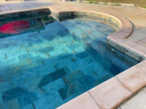 - une grande piscine revêtue de carrelage bleu dans l'établissement Le mas de la Cognasse, aux Arcs-sur-Argens