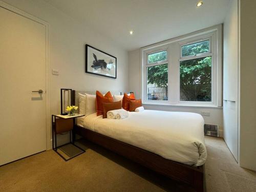 Кровать или кровати в номере Unique 2BR 1BA Flat in Croydon