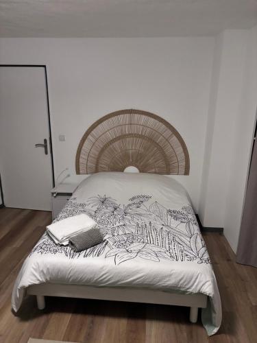 Ce lit se trouve dans un dortoir doté d'un couvre-lit. dans l'établissement STUDIO VILLA D'ESTE, à Juan-les-Pins