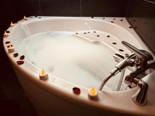 d'une baignoire remplie d'eau et de bougies. dans l'établissement Escapade Méditerranéenne, à Cagnes-sur-Mer