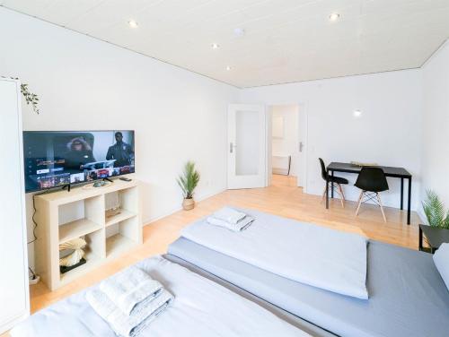 a bedroom with a large bed and a table at ALFA Apartment Esslingen City Altstadt nahe Stuttgart Messe I 3 Zimmer 4 Betten I Bad I Küche l WIFI & SmartTV I 3BR 4Beds I Bathroom I Kitchen in Esslingen