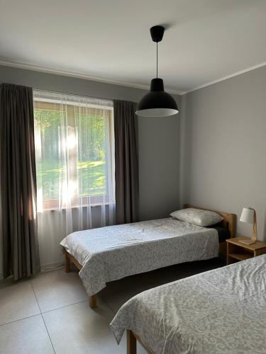Postel nebo postele na pokoji v ubytování LUČI jūras apartamenti