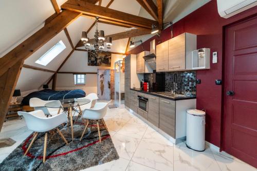 une cuisine avec une table et des chaises dans une pièce dans l'établissement Les Étoiles, à Tonnerre