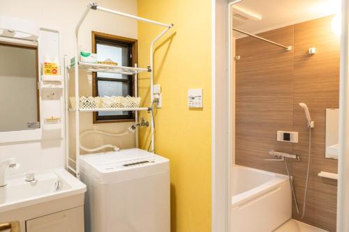 船橋市にあるBlessing Guest Houseのトイレ、洗面台、シャワー付きのバスルーム