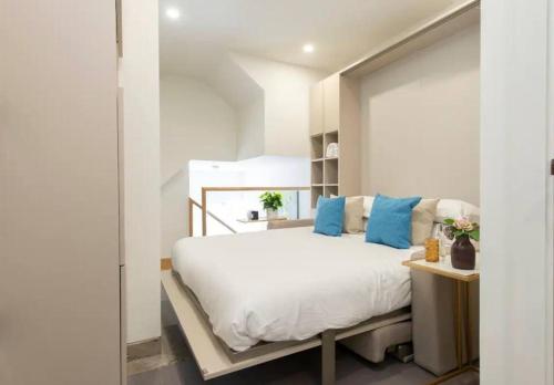 Postel nebo postele na pokoji v ubytování Luxurious Studio - Central Prime Reading Location- CHRL F18