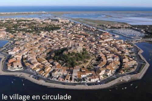 - une vue aérienne sur une ville à côté de l'océan dans l'établissement Appartement du bonheur- 6 personnes, à Gruissan