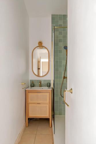une salle de bain avec un lavabo et un miroir dans l'établissement Charming apartment with Cosy Balcony Old Port, à Marseille